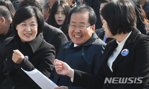 【대전=뉴시스】함형서 기자= 더불어민주당 추미애 대표와 자유한국당 홍준표 대표,정의당 이정미 대표가 23일 오전 대전 유성구 국립대전현충원 현충광장에서 열린 제 3회 서해수호의날 기념식에 참석해 이야기를 나누고 있다. 2018.03.23.foodwork23@newsis.com