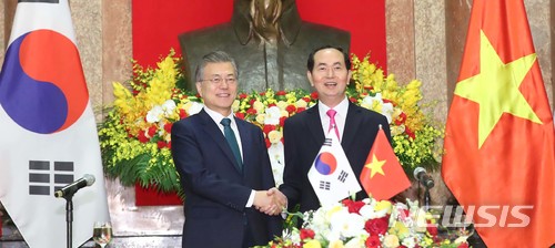 【하노이(베트남)=뉴시스】전신 기자 = 문재인 대통령이 23일 베트남 하노이 주석궁에서 열린 공동기자회견에서 공동언론문을 발표한 뒤 쩐 다이 꽝 베트남 국가주석과 악수하고 있다. 2018.03.23. photo1006@newsis.com