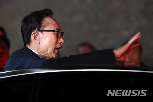 【서울=뉴시스】김진아 기자 = 이명박 전 대통령이 지난달 23일 자택에서 나와 동부구치소로 향하는 검찰 차량에 탑승하며 가족들에게 인사를 하고 있다. 2018.03.24. photo@newsis.com