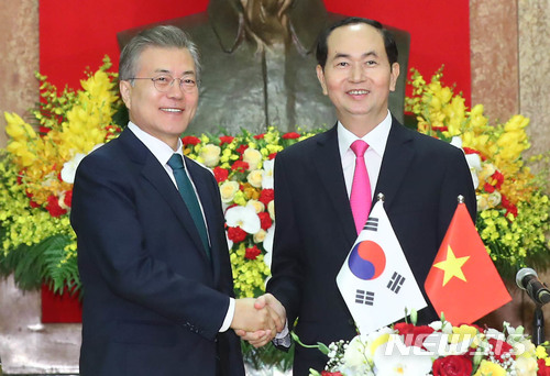 【하노이(베트남)=뉴시스】전신 기자 = 문재인 대통령과 쩐 다이 꽝 베트남 국가주석이 23일 베트남 하노이 주석궁 회담장에서 열린 공동기자회견을 마친 뒤 악수하고 있다. 2018.03.23. photo1006@newsis.com