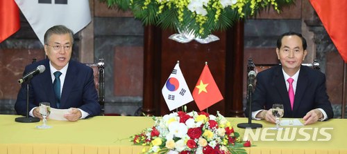 【하노이(베트남)=뉴시스】전신 기자 = 문재인 대통령이 23일 베트남 하노이 주석궁에서 한-베트남 정상회담을 마친 후 쩐 다이 꽝 국가주석과 공동기자회견을 하고 있다. 2018.03.23. photo1006@newsis.com