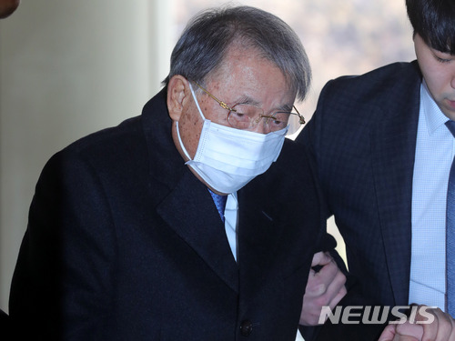 【서울=뉴시스】배훈식 기자 = 조세포탈 등의 혐의를 받고 있는 조석래 전 효성 회장이 23일 오후 서울 서초구 서울고등법원에서 열린 항소심 5차 공판에 출석하고 있다. 2018.03.23. dahora83@newsis.com