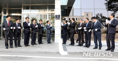 【서울=뉴시스】전진환 기자 = 건설범죄중점 검찰청 현판식이 열린 23일 오후 서울 도봉구 서울북부지방검찰청에서 참석자들이 현판을 제막하고 있다.  윤승진(왼쪽부터) 서울북부변호사회장, 김세용 서울주택도시공사 사장, 박상우 한국토지주택공사 사장, 김준기 서울시 행정2부시장, 노태악 서울북부지법원장, 손병석 국토교통부 1차관, 봉욱 대검찰청 차장, 안상돈 서울북부지방검찰청 검사장, 박성진 서울북부지방검찰청 차장검사, 이정환 대검찰청 형사1과장, 이동수 서울북부지방검찰청 형사 6부장, 김성수 서울북부지방검찰청 사무국장. 2018.03.23. amin2@newsis.com