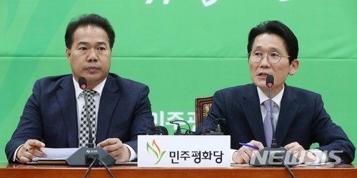 【서울=뉴시스】홍효식 기자 = 민주평화당 이용주(왼쪽), 정의당 윤소하 원내수석부대표가 23일 오후 서울 여의도 국회에서 공동교섭단체 구성 협의 진행사항 중간 경과보고 기자간담회를 열고 '7대 정책공조 과제'를 발표하고 있다. 2018.03.23. yesphoto@newsis.com