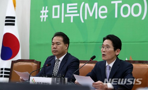 【서울=뉴시스】홍효식 기자 = 민주평화당 이용주(왼쪽), 정의당 윤소하 원내수석부대표가 23일 오후 서울 여의도 국회에서 공동교섭단체 구성 협의 진행사항 중간 경과보고 기자간담회를 열고 '7대 정책공조 과제'를 발표하고 있다. 2018.03.23.&nbsp; yesphoto@newsis.com