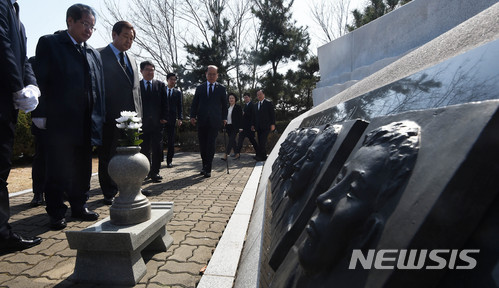 【평택=뉴시스】이정선 기자 = 홍준표 자유한국당 대표와 김무성 의원이 23일 오후 경기 평택 해군 제2함대 제2연평해전 전적비를 찾아 해전 영웅들의 부조를 살펴보고 있다. 2018.03.23. ppljs@newsis.com