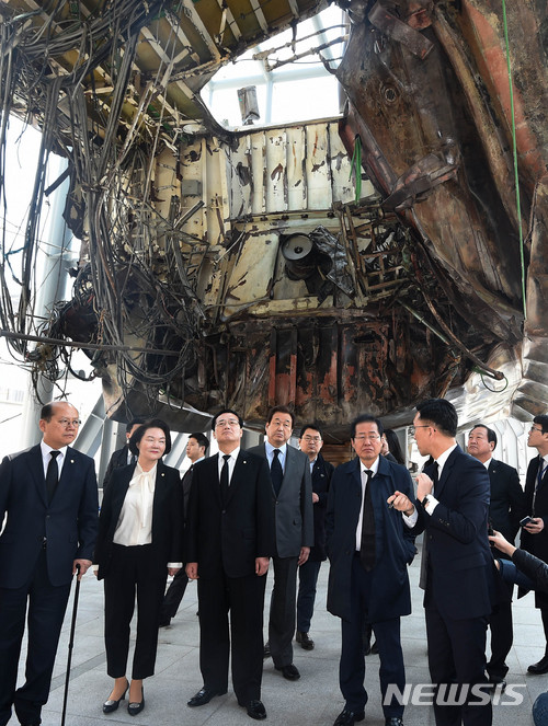 【평택=뉴시스】이정선 기자 = 홍준표 자유한국당 대표와 김무성 의원이 23일 오후 경기 평택 해군 제2함대 천안함 전시관에서 천안함을 살펴보고 있다. 2018.03.23. ppljs@newsis.com