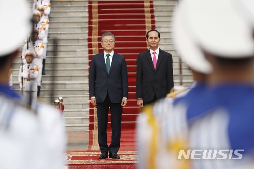 【하노이(베트남)=뉴시스】전신 기자 = 베트남을 국빈방문중인 문재인 대통령이 지난 3월23일(현지시각) 베트남 하노이 주석궁 대정원에서 열린 공식 환영식에서 쩐 다이 꽝 베트남 국가주석과 함께 의장대 사열을 하고 있다. 2018.03.23. (사진=청와대 제공)&nbsp; photo@newsis.com