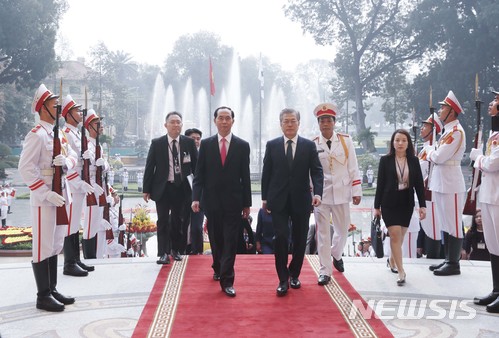 【하노이(베트남)=뉴시스】문재인 대통령은 24일 아세안(ASEAN) 핵심국가인 베트남 순방을 마치며 외교 지평을 넓혔다. 문 대통령은 지난 22일부터 이날까지 2박3일간 쩐 다이 꽝 국가주석 초청으로 베트남을 국빈방문했다. 사진은 지난 23일 문 대통령이 베트남 하노이 주석궁 대정원에서 열린 공식 환영식을 마친 뒤 쩐 다이 꽝 베트남 국가주석과 함께 주석궁으로 들어서는 모습이다. 2018.03.23. (사진=청와대 제공) photo@newsis.com
