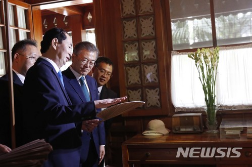 【하노이(베트남)=뉴시스】 문재인 대통령은 23일 "이 세상 국민들이 호치민 주석의 정신을 본받는다면 이 세상에 부패라는 것이 없어지지 않겠는가. 참으로 숙연해진다"고 말했다. 사진은 문 대통령과 쩐 다이 꽝 베트남 국가주석이 이날 베트남 호치민 거소를 둘러보는 모습이다. 2018.03.23. photo1006@newsis.com