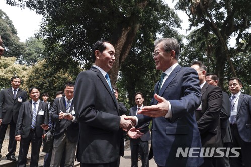 【하노이(베트남)=뉴시스】전신 기자 = 문재인 대통령이 23일(현지시간) 베트남 호치민 거소에서 쩐 다이 꽝 베트남 국가주석을 만나 악수하고 있다. 2018.03.23. photo1006@newsis.com