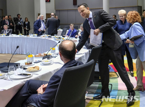 23일 EU 정상들은정상회의 조찬 회동에서 미국의 관세 유예 방침을 논의했다. 아일랜드의 리오 바카르드 총리가 서 있다.&nbsp;&nbsp; AP