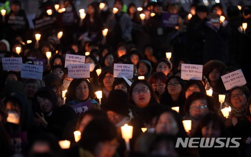 【서울=뉴시스】조성봉 기자 = 23일 오후 서울 종로구 청계광장에서 열린 ‘미투 운동과 함께하는 시민행동, 성차별·성폭력 끝장 문화제’에서 참석자들이 촛불과 손피켓을 들고 '성차별, 성폭력 즉각중단'을 촉구하고 있다.&nbsp; 2018.03.23. suncho21@newsis.com