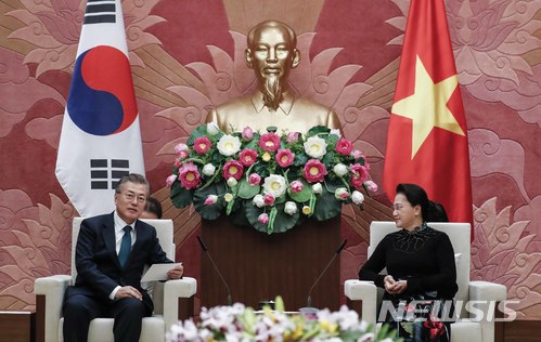 【하노이(베트남)=뉴시스】전신 기자 = 문재인 대통령이 23일 베트남 국회를 방문해 응웬 티 낌 응언 베트남 국회의장과 환담을 나누고 있다. 2018.03.23. (사진=청와대 제공) photo@newsis.com