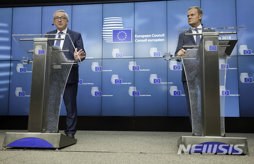 【브뤼셀=AP/뉴시스】장 클로드 융커(왼쪽) 유럽연합(EU) 집행위원장과 도널트 투스크 EU 정상회의 의장이 23일(현지시간) 벨기에 브뤼셀에서 열린 EU 정상회의를 마친 뒤 기자회견을 하고 있다. 2018.03.24