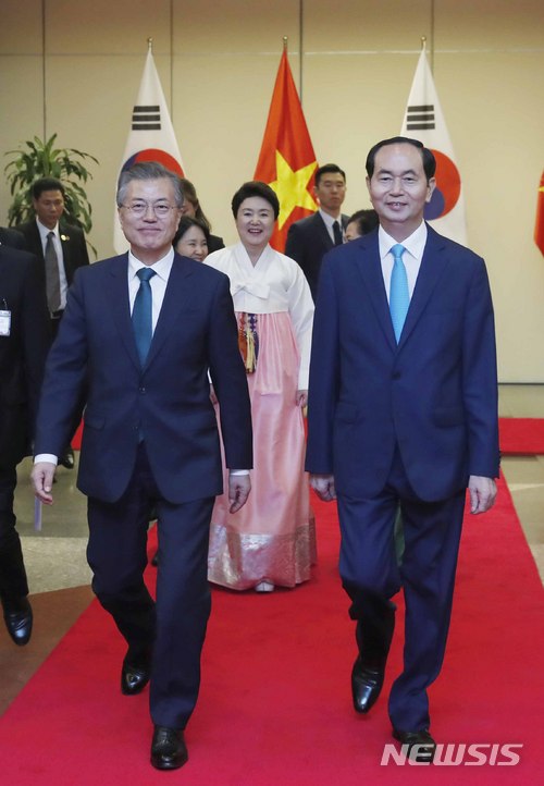 【하노이(베트남)=뉴시스】전신 기자 = 문재인 대통령과 부인 김정숙 여사가 23일 베트남 국제컨벤션센터에서 쩐 다이 꽝 베트남 국가주석 내외와 국빈만찬장으로 이동하고 있다. 2018.03.23.&nbsp; photo1006@newsis.com