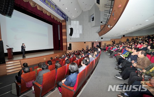  【군위=뉴시스】김진호 기자 = 23일 윤대식 영남대학교 도시공학과 교수가 경북 군위군 삼국유사교육문화회관에서 '대구·경북 관문공항의 비전과 과제'라는 주제로 통합공항 이전과 관련된 특강을 하고 있다. 2018.03.24 (사진=군위군 제공) photo@newsis.com