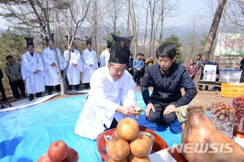  【봉화=뉴시스】김진호 기자 = 한농연 경북 봉화군연합회(회장 이용우)가 23일 법전면 척곡리 돈대이봉 정상에서 개최한 '풍년기원제'에서 아헌관을 맡은 박노욱 봉화군수가 술잔을 올리고 있다. 2018.03.24 (사진=봉화군 제공) photo@newsis.com