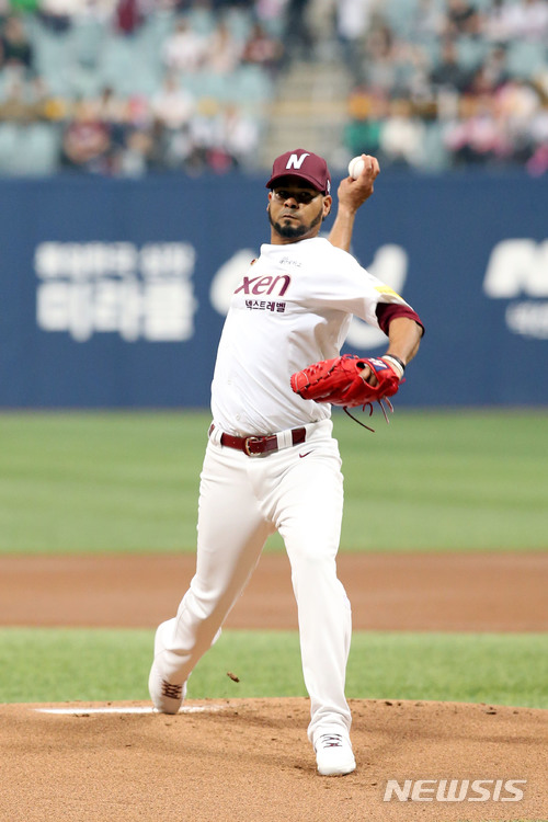 【서울=뉴시스】 24일 고척 스카이돔에서 열린 한화와의 개막전에 선발 등판해 역투하는 로저스. (사진 = 넥센 제공)