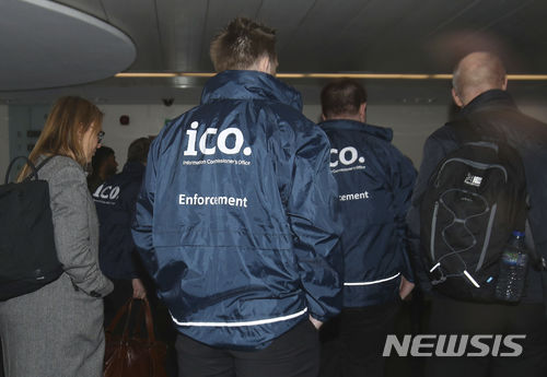 【런던=AP/뉴시스】영국 정보위원회(IOC) 소속 집행관들이 23일(현지시간) 페이스북 개인정보 도용 의혹을 받고 있는 데이터 분석기업 케임브리지 애널리티카(CA)의 런던 본사를 압수수색하고 있다. 2018.3.24. 