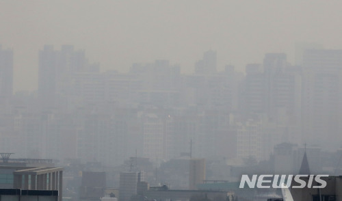 【서울=뉴시스】조성봉 기자 = 서울시 초미세먼지 민감군주의보가 발령된 24일 오전 서울 도심이 뿌옇게 보이고 있다 민감군주의보는 초미세먼지(PM-2.5)의 시간당 평균 농도가 75㎍/㎥ 이상인 상태로 2시간 이상 지속되면 발령되며, 호흡기·심혈관에 질환이 있는 시민과 노약자, 어린이는 외출을 자제해야한다. 2018.03.24. suncho21@newsis.com