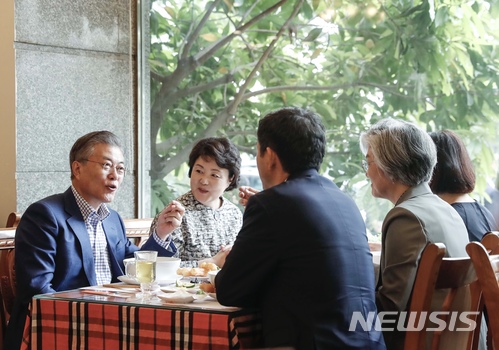 【하노이(베트남)=뉴시스】전신 기자 = 24일 베트남 국빈 방문중인 문재인 대통령과 김정숙 여사가 베트남 3대 쌀국수집중의 하나인 포10리쿠옥쓰 식당을 찾아 강경화 장관, 베트남 이혁 대사 내외와 함께 아침식사를 하고 있다. 2018.03.24.&nbsp;&nbsp; photo1006@newsis.com&nbsp; 