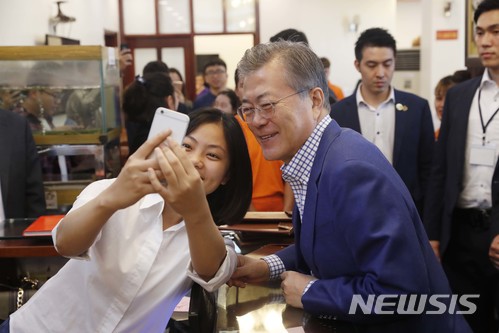 【하노이(베트남)=뉴시스】전신 기자 = 24일 베트남 국빈 방문중인 문재인 대통령이 베트남 3대 쌀국수집중의 하나인 포10리쿠옥쓰 식당에서 직원과 함께 인증샷을 찍고 있다. 2018.03.24.&nbsp; photo1006@newsis.com 