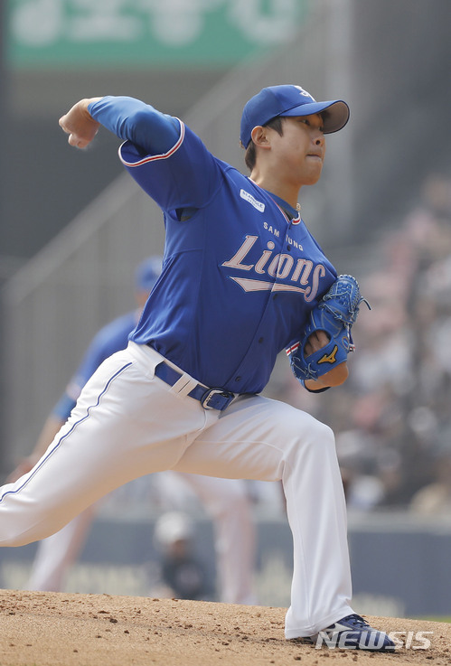 【서울=뉴시스】최동준 기자 = 24일 서울 잠실야구장에서 열린 2018 KBO 리그 개막전 두산 베어스 대 삼성 라이온스의 경기, 삼성 선발 윤성환이 역투하고 있다. 2018.03.24. photocdj@newsis.com