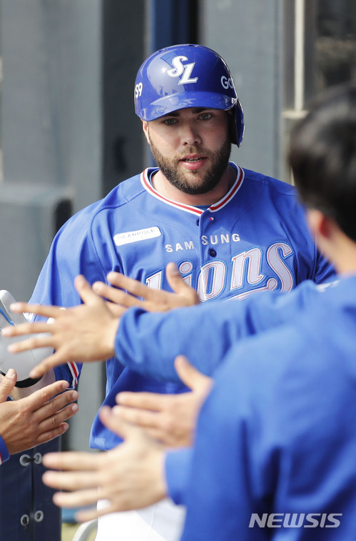 【서울=뉴시스】최동준 기자 = 24일 서울 잠실야구장에서 열린 2018 KBO 리그 개막전 두산 베어스 대 삼성 라이온스의 경기, 3회초 1사 1, 2루 상황 삼성 이원석의 적시타 때 득점한 러프가 동료들과 하이파이브 하고 있다. 2018.03.24. photocdj@newsis.com