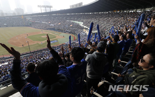 【서울=뉴시스】최동준 기자 = 24일 서울 잠실야구장에서 열린 2018 KBO 리그 개막전 두산 베어스 대 삼성 라이온스의 경기를 찾은 야구팬들이 열띤 응원을 하고 있다. 2018.03.24. photocdj@newsis.com