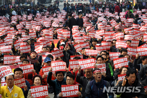 【광주=뉴시스】신대희 기자 = 금호타이어 해외매각 철회·구조조정 저지 광주·전남지역공동대책위원회와 전국금속노동조합 금호타이어지회가 24일 오후 광주 동구 금남로에서 '금호타이어 해외매각 철회, 1차 범시도민대회'를 열고 있다. 2018.03.24. sdhdream@newsis.com