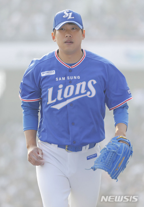 【서울=뉴시스】최동준 기자 = 24일 서울 잠실야구장에서 열린 2018 KBO 리그 개막전 두산 베어스 대 삼성 라이온스의 경기, 삼성 선발 윤성환이 6회까지 1실점으로 호투한 뒤 덕아웃으로 들어오고 있다. 2018.03.24. photocdj@newsis.com