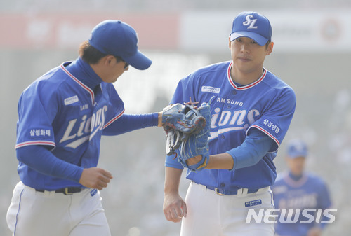 【서울=뉴시스】최동준 기자 = 24일 서울 잠실야구장에서 열린 2018 KBO 리그 개막전 두산 베어스 대 삼성 라이온스의 경기, 삼성 선발 윤성환이 6회까지 1실점으로 호투한 뒤 덕아웃으로 들어오며 김상수와 하이파이브 하고 있다. 2018.03.24. photocdj@newsis.com