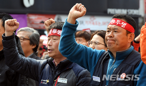 【광주=뉴시스】신대희 기자 = 금호타이어 해외매각 철회·구조조정 저지 광주·전남지역공동대책위원회와 전국금속노동조합 금호타이어지회가 24일 오후 광주 동구 금남로에서 '금호타이어 해외매각 철회, 1차 범시도민대회'를 열고 있다. 조삼수 대표지회장(오른쪽)이 구호를 외치며 곧은 표정을 짓고 있는 모습. 2018.03.24.&nbsp; sdhdream@newsis.com
