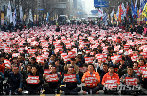 【광주=뉴시스】신대희 기자 = 금호타이어 해외매각 철회·구조조정 저지 광주·전남지역공동대책위원회와 전국금속노동조합 금호타이어지회가 24일 오후 광주 동구 금남로에서 '금호타이어 해외매각 철회, 1차 범시도민대회'를 열고 있다. 2018.03.24. sdhdream@newsis.com