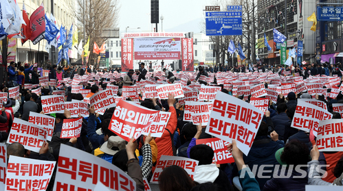 【광주=뉴시스】신대희 기자 = 금호타이어 해외매각 철회·구조조정 저지 광주·전남지역공동대책위원회와 전국금속노동조합 금호타이어지회가 24일 오후 광주 동구 금남로에서 '금호타이어 해외매각 철회, 1차 범시도민대회'를 열고 있다. 2018.03.24. sdhdream@newsis.com