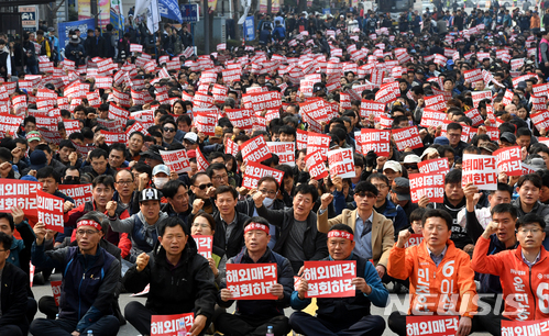 【광주=뉴시스】신대희 기자 = 금호타이어 해외매각 철회·구조조정 저지 광주·전남지역공동대책위원회와 전국금속노동조합 금호타이어지회가 24일 오후 광주 동구 금남로에서 '금호타이어 해외매각 철회, 1차 범시도민대회'를 열고 있다. 2018.03.24. sdhdream@newsis.com