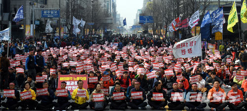 【광주=뉴시스】신대희 기자 = 금호타이어 해외매각 철회·구조조정 저지 광주·전남지역공동대책위원회와 전국금속노동조합 금호타이어지회가 24일 오후 광주 동구 금남로에서 '금호타이어 해외매각 철회, 1차 범시도민대회'를 열고 있다. 2018.03.24.&nbsp; sdhdream@newsis.com