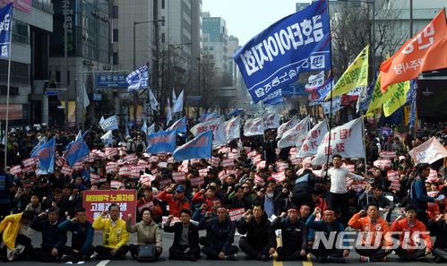 【광주=뉴시스】신대희 기자 = 금호타이어 해외매각 철회·구조조정 저지 광주·전남지역공동대책위원회와 전국금속노동조합 금호타이어지회가 24일 오후 광주 동구 금남로에서 '금호타이어 해외매각 철회, 1차 범시도민대회'를 열고 있다. 2018.03.24.&nbsp; sdhdream@newsis.com