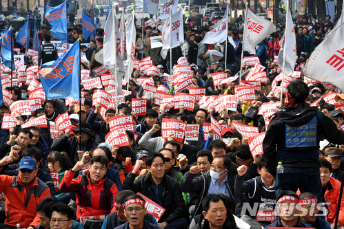 【광주=뉴시스】신대희 기자 = 금호타이어 해외매각 철회·구조조정 저지 광주·전남지역공동대책위원회와 전국금속노동조합 금호타이어지회가 24일 오후 광주 동구 금남로에서 '금호타이어 해외매각 철회, 1차 범시도민대회'를 열고 있다. 2018.03.24. sdhdream@newsis.com