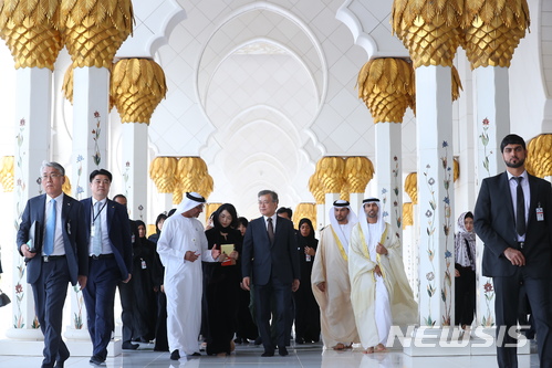 【아부다비(아랍에미리트연합)=뉴시스】 문재인 대통령과 부인 김정숙 여사는 24일 아랍에미리트 아부다비에서 UAE 초대 대통령 묘소를 참배하고, 그랜드모스크를 방문하면서 공식 일정을 시작했다. 2018.03.24.&nbsp; photo1006@newsis.com 