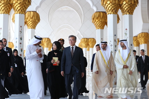 【아부다비(아랍에미리트연합)=뉴시스】전신 기자 = 문재인 대통령과 부인 김정숙 여사가 24일 아랍에미리트 아부다비 그랜드모스크를 방문해 둘러보고 있다. 2018.03.24.&nbsp;&nbsp; photo1006@newsis.com 