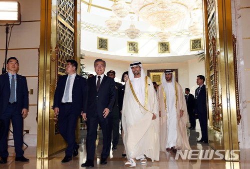 【아부다비(아랍에미리트연합)=뉴시스】전신 기자 = 베트남에 이어 UAE를 공식 방문하는 문재인 대통령이 24일 오후 아랍에미리트연합(UAE) 아부다비왕실공항에 도착해 영접나온 인사들과 환담장으로 이동 하고 있다. 2018.03.24.&nbsp; photo1006@newsis.com 
