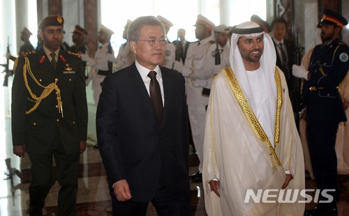 【아부다비(아랍에미리트연합)=뉴시스】전신 기자 = 베트남에 이어 UAE를 공식 방문하는 문재인 대통령이 24일 오후 아랍에미리트연합(UAE) 아부다비왕실공항에 도착하고 있다.2018.03.24.&nbsp; photo1006@newsis.com