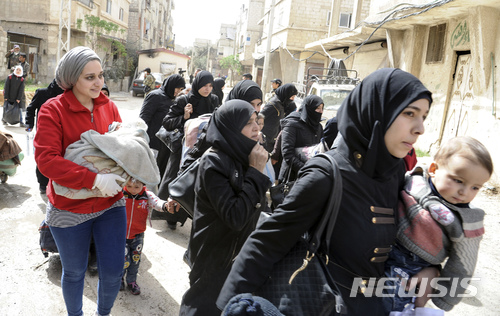 【두마=AP/뉴시스】24일(현지시간) 시리아 동구타 다마에서 주민들이 정부군 통제 지역으로 대피하고 있다. 2018.3.25.