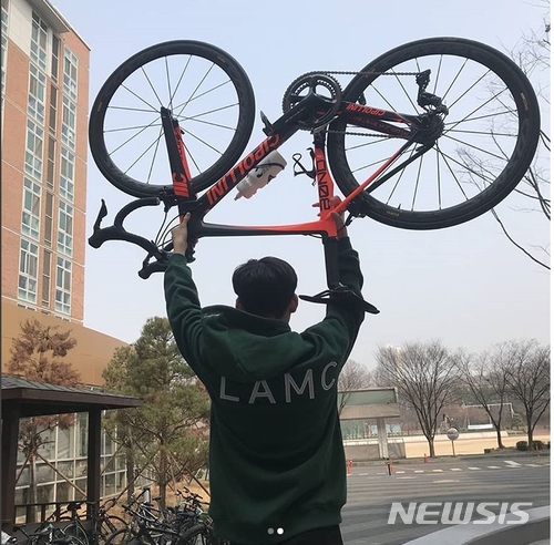 【서울=뉴시스】 이승훈에 선물받은 사이클을 번쩍 들어올린 정재원. (사진 = 정재원 인스타그램 캡처)