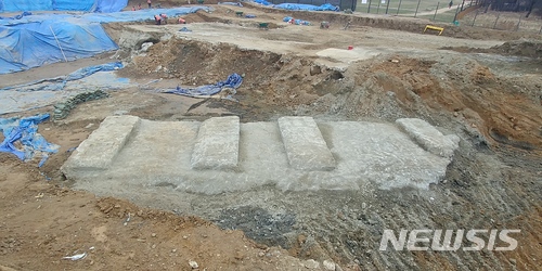 【서울=뉴시스】국가지정문화재인 사적 제11호 풍납동 토성 서성벽 발굴현장에서 대형 콘크리트 구조물. (사진 = 송파구 제공) photo@newsis.com
