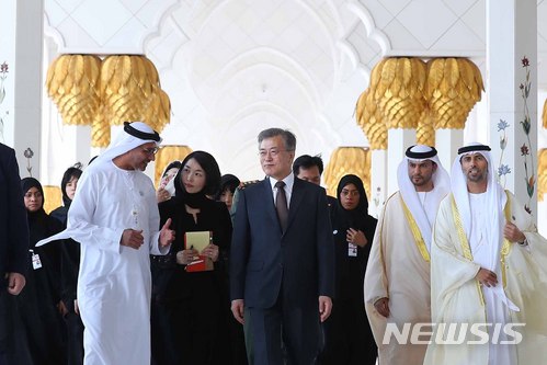 【아부다비(아랍에미리트연합)=뉴시스】 아랍에미리트(UAE) 왕실이 문재인 대통령 방문을 환영하기 위해 개최하는 25일 공식오찬에 우리 기업인 14명이 배석하며 세일즈 외교에 나선다. 사진은 문 대통령과 김정숙 여사가 UAE에 도착한 지난 24일 UAE 초대 대통령 묘소를 참배하고 대형 예배당 '그랜드 모스크'를 둘러보는 모습이다. 2018.03.25.&nbsp; photo1006@newsis.com