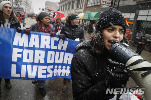 【신시내티=AP/뉴시스】24일(현지시간) 미국 오하이오주 신시내티에서 학생들이 총기 규제를 촉구하는 '우리의 생명을 위한 행진' 시위에 참가하고 있다. 2018.3.25. 