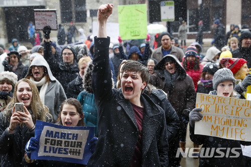 【신시내티=AP/뉴시스】24일(현지시간) 미국 오하이오주 신시내티에서 학생들이 총기 규제를 촉구하는 '우리의 생명을 위한 행진' 시위에 참가하고 있다. 2018.3.25. 